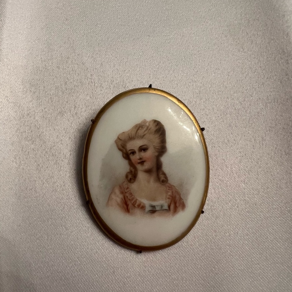 Vintage Cameo Goldtone Made Hand Painted Brooch Pin.
Possibly Made In France.